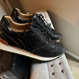 Luxe black crocodile pattern sneakers